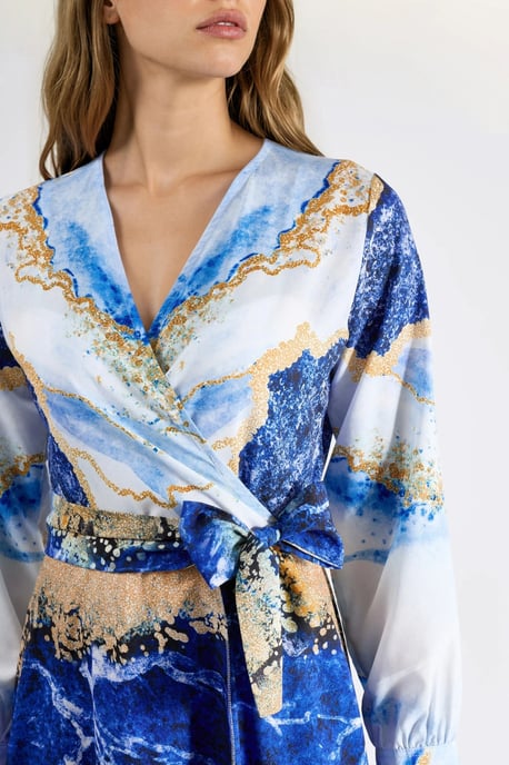 Maxikleid mit abstraktem Druck und langen Ärmeln sowie Bindeband-Detail - Image 6