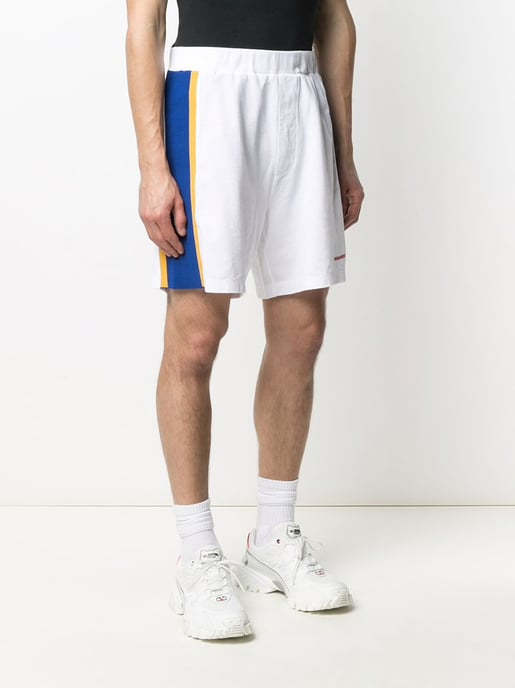 Shorts mit Seitenstreifen und Logo - Image 3
