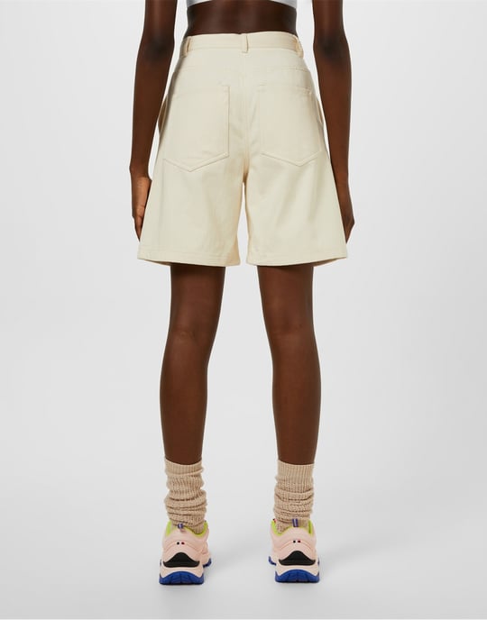 Knielange Shorts mit Kordelzug im Bund - Image 5