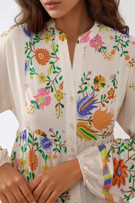 Gedrucktes V-Ausschnitt-Maxikleid mit Knopfdetail - Image 3