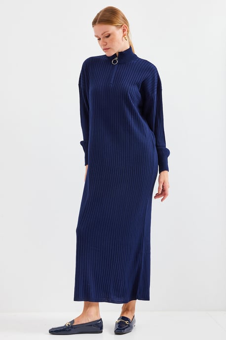 Texturiertes Strickkleid mit halbem Rollkragen und Reißverschluss - Image 1