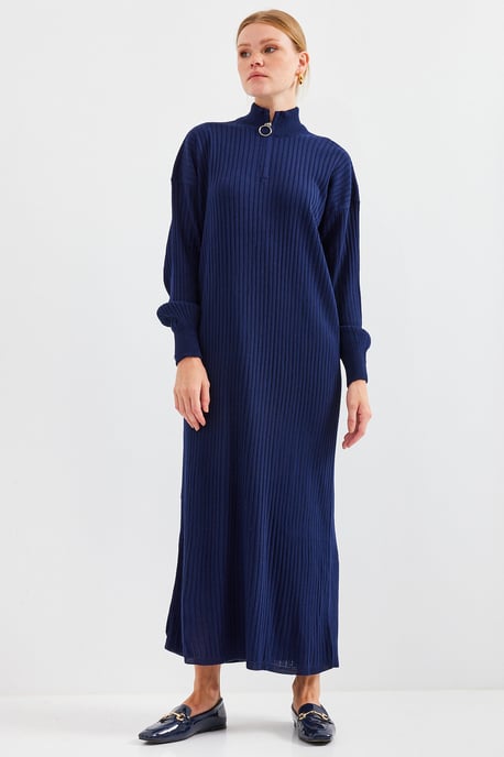 Texturiertes Strickkleid mit halbem Rollkragen und Reißverschluss - Image 3