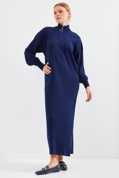 Texturiertes Strickkleid mit halbem Rollkragen und Reißverschluss - Image 4
