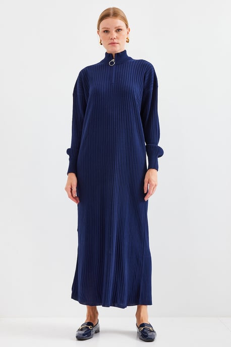Texturiertes Strickkleid mit halbem Rollkragen und Reißverschluss - Image 5
