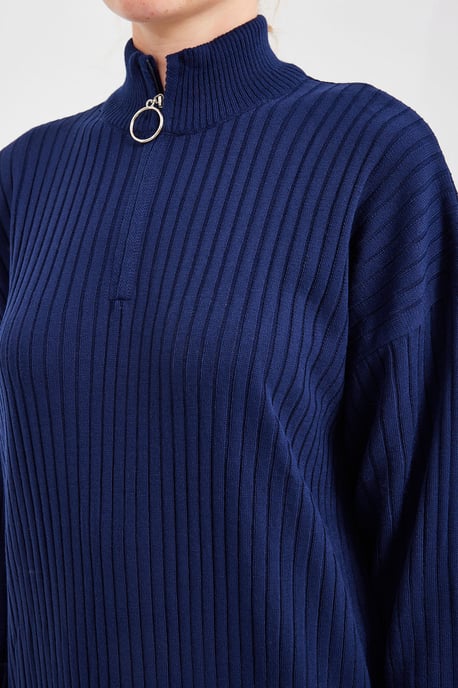 Texturiertes Strickkleid mit halbem Rollkragen und Reißverschluss - Image 6