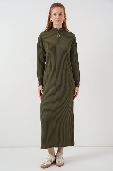 Strickkleid mit halbem Rollkragen und Reißverschluss - Image 1
