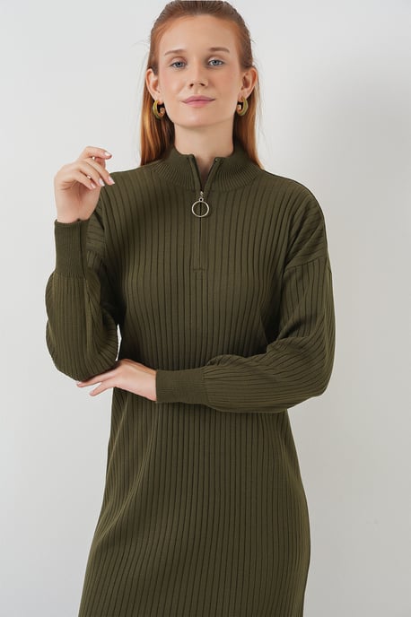 Strickkleid mit halbem Rollkragen und Reißverschluss - Image 2