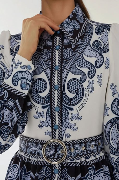 Bedrucktes Maxi-Kleid mit langen Ärmeln und Gürtel - Image 3