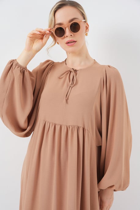 Texturiertes gemustertes Maxikleid mit Schleife - Image 4