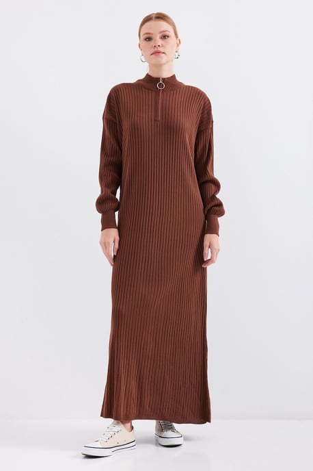 Strickkleid mit halb hohem Kragen und Reißverschluss - Image 1