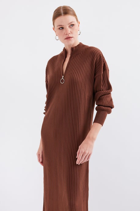 Strickkleid mit halb hohem Kragen und Reißverschluss - Image 2