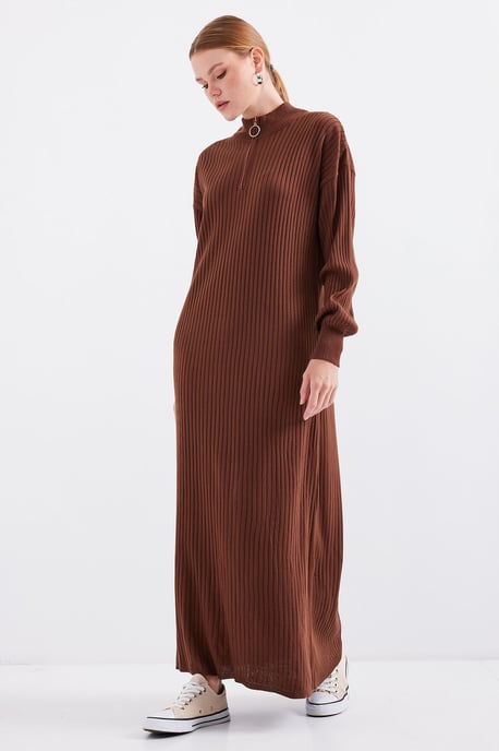 Strickkleid mit halb hohem Kragen und Reißverschluss - Image 3