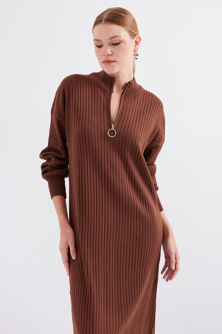 Strickkleid mit halb hohem Kragen und Reißverschluss - Image 4
