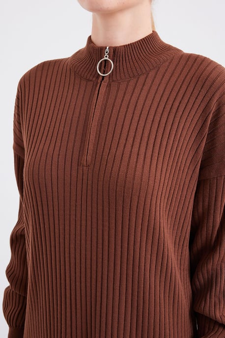 Strickkleid mit halb hohem Kragen und Reißverschluss - Image 5