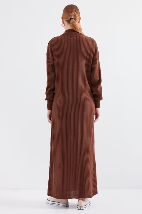 Strickkleid mit halb hohem Kragen und Reißverschluss - Image 6