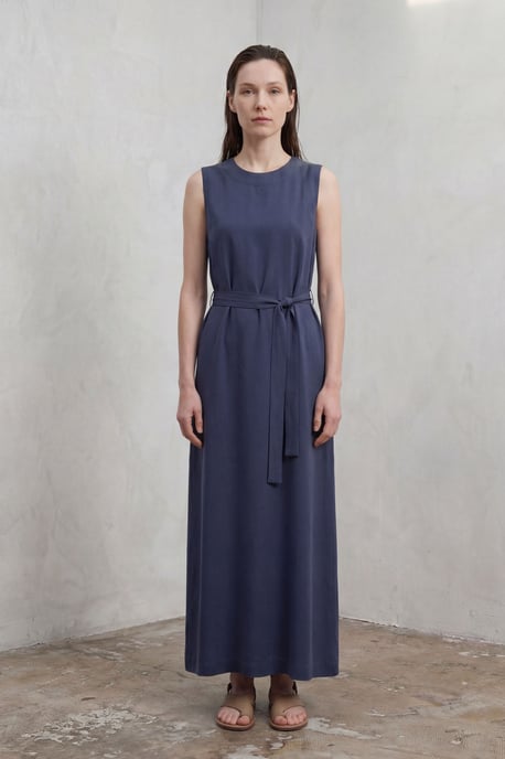Gürteltragendes ärmelloses Maxikleid mit Rundhalsausschnitt - Image 1