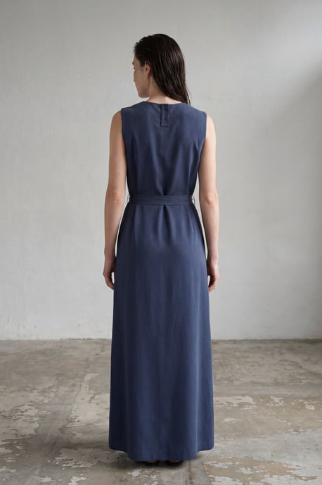 Gürteltragendes ärmelloses Maxikleid mit Rundhalsausschnitt - Image 2