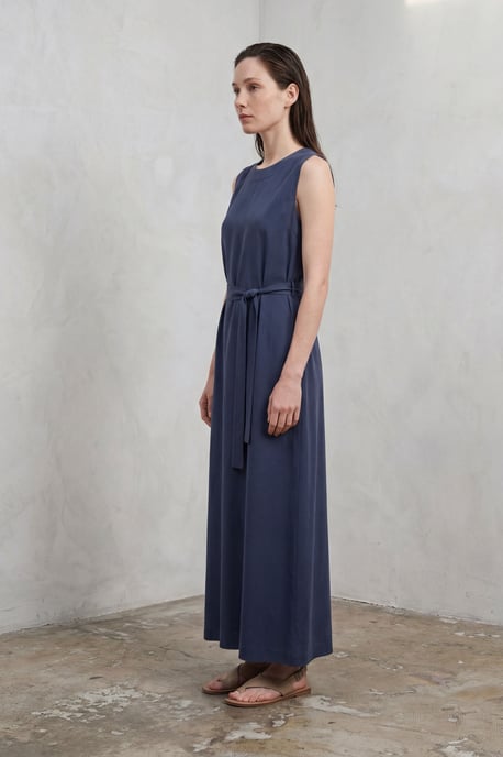 Gürteltragendes ärmelloses Maxikleid mit Rundhalsausschnitt - Image 3