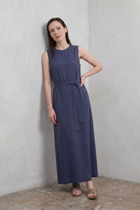 Gürteltragendes ärmelloses Maxikleid mit Rundhalsausschnitt - Image 4