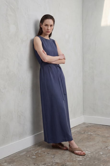 Gürteltragendes ärmelloses Maxikleid mit Rundhalsausschnitt - Image 5