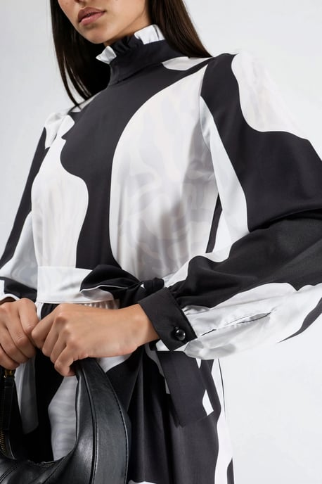 Maxikleid mit Bindungsdetail und halbem Turtleneck - Image 6