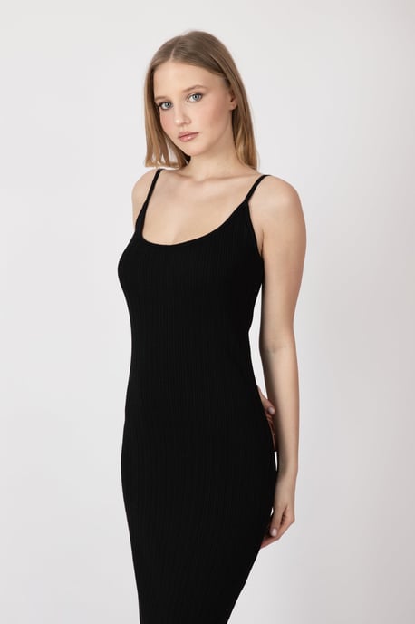 Gestricktes Maxikleid mit Rundhalsausschnitt und Spaghetti-Trägern - Image 4