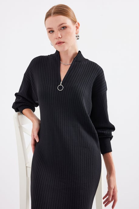 Strickkleid mit halbem Rollkragen und Reißverschluss - Image 2
