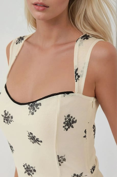 Punkteärmeloses Mini-Tüllkleid mit quadratischem Ausschnitt - Image 4
