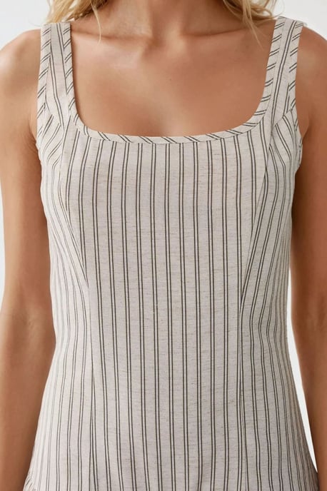 Tailliertes Mini-Kleid mit quadratischem Kragen - Image 5