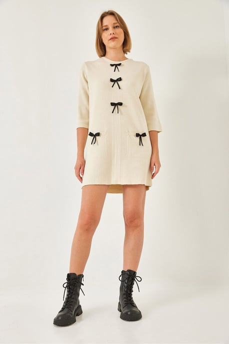Texturiertes Strickkleid mit Schleife - Image 2