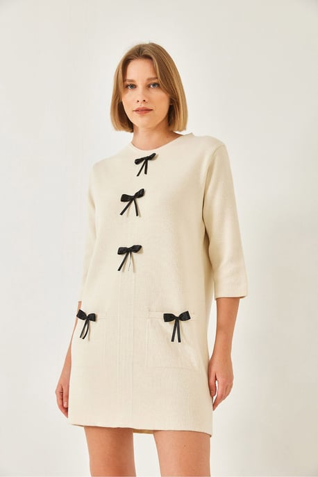 Texturiertes Strickkleid mit Schleife - Image 3
