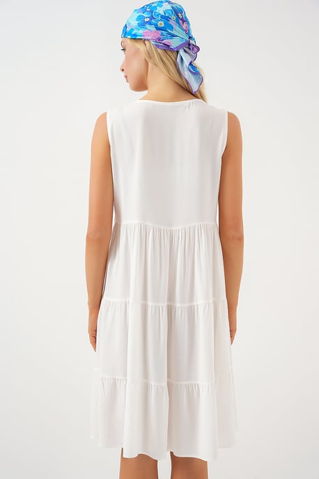 Ärmelloses Mini-Kleid mit V-Ausschnitt und Knopfdetails - Image 6