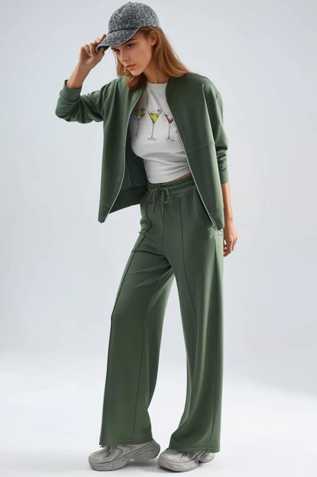 Modal Touch Sweatshirt mit Reißverschluss und Ripp-Shorts Set - Image 4