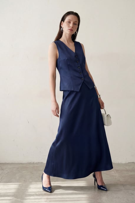 V-Ausschnitt Weste und Maxi-Rock Satin Zweiteiliges Set - Image 3