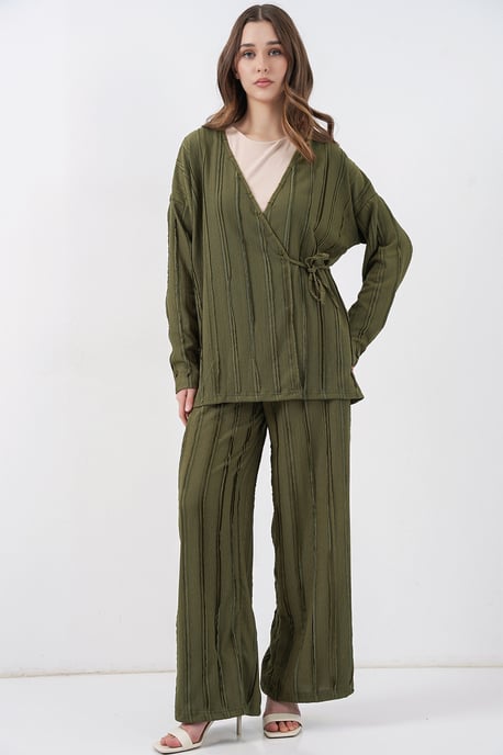 Texturiertes V-Ausschnitt Kimono mit Bindegürtel & weiter Hosen Set - Image 1