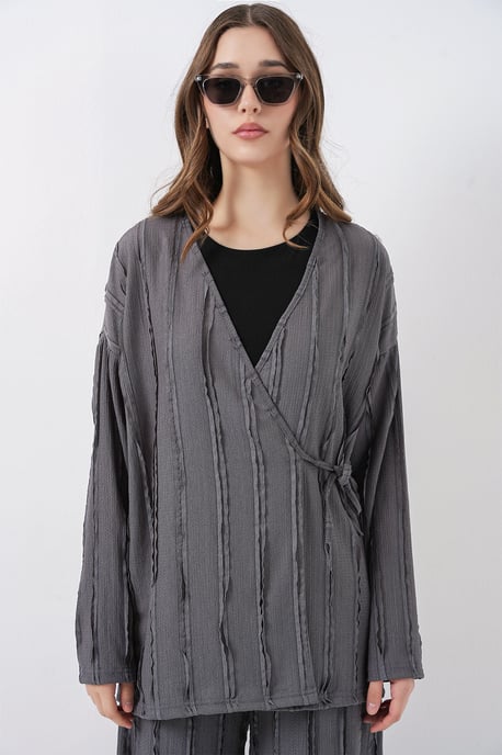 Texturiertes V-Ausschnitt-Kimono mit Bindegürtel und weiten Hosen Set - Image 2
