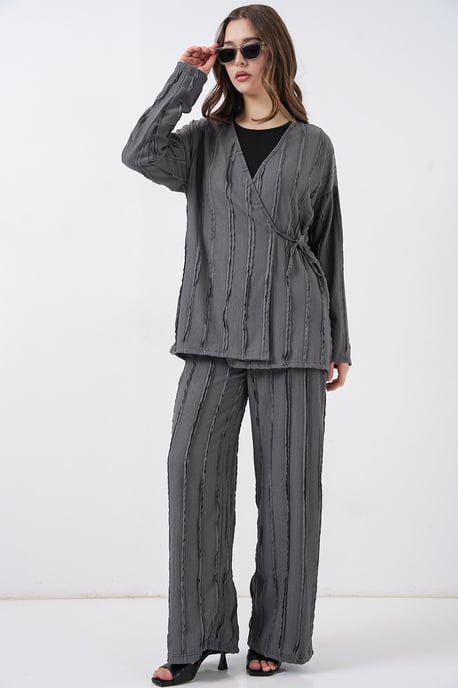 Texturiertes V-Ausschnitt-Kimono mit Bindegürtel und weiten Hosen Set - Image 3