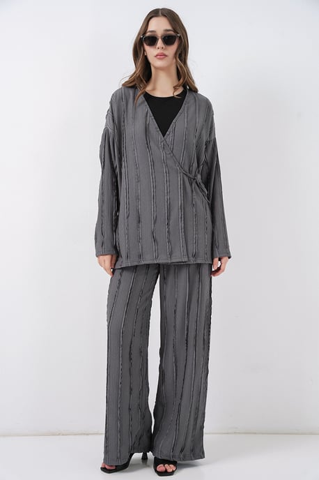 Texturiertes V-Ausschnitt-Kimono mit Bindegürtel und weiten Hosen Set - Image 4