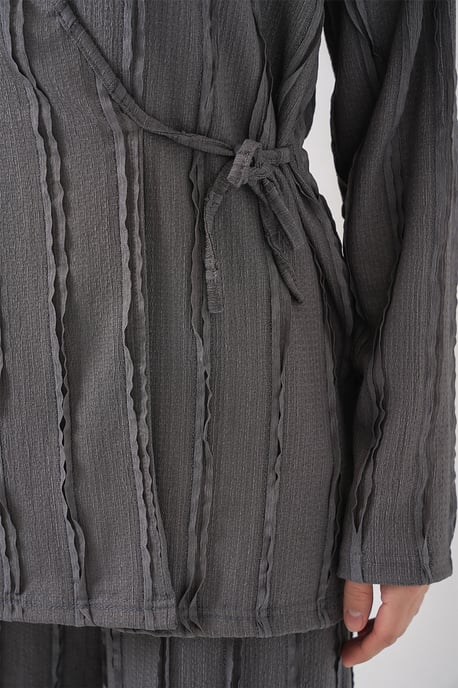 Texturiertes V-Ausschnitt-Kimono mit Bindegürtel und weiten Hosen Set - Image 5
