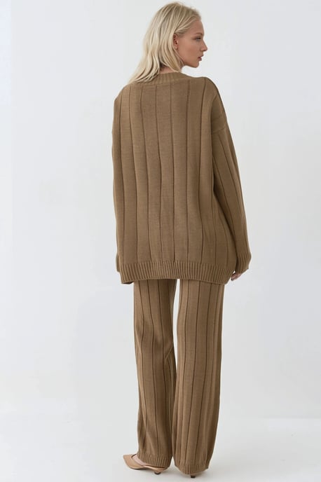 Texturierte Strick-Coordination mit V-Ausschnitt-Cardigan und weitem Hosen. - Image 2