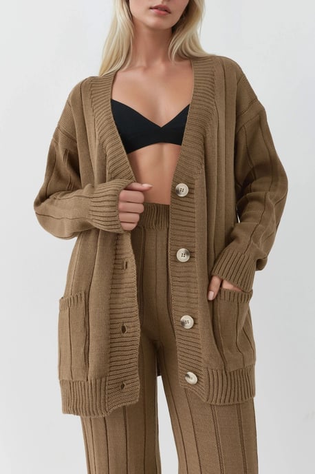 Texturierte Strick-Coordination mit V-Ausschnitt-Cardigan und weitem Hosen. - Image 3