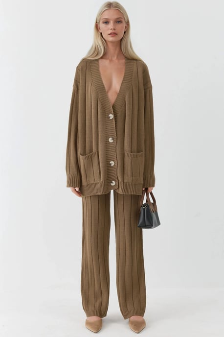 Texturierte Strick-Coordination mit V-Ausschnitt-Cardigan und weitem Hosen. - Image 4