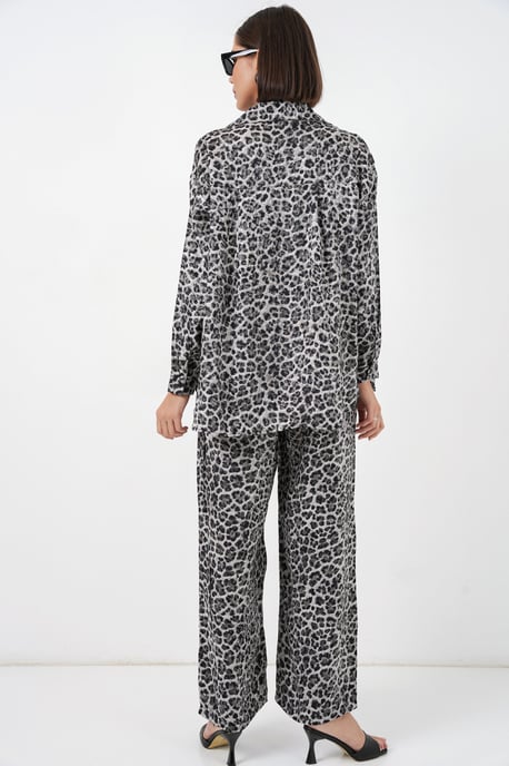 Leopardenmuster Hemd mit Knopfleiste und weite Satin-Hosen im 2-teiligen Set - Image 6