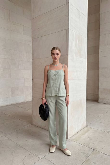 V-Ausschnitt Knopfveste mit Taschen und gerade geschnittene Hose Zwei-Teile-Set - Image 1