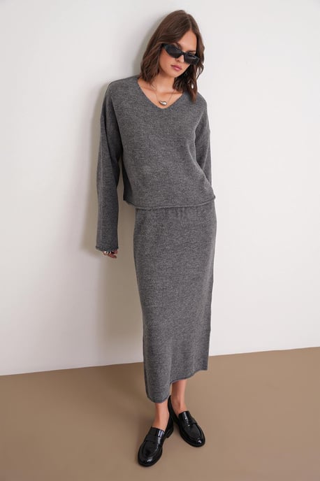 V-Ausschnitt Strickpullover und -rock Set - Image 1