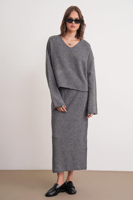 V-Ausschnitt Strickpullover und -rock Set - Image 3