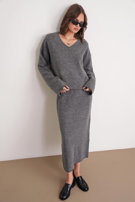 V-Ausschnitt Strickpullover und -rock Set - Image 4