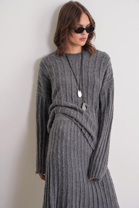 Strukturiertes Oversized-Pullover und Rock Strick-Koordinationsset - Image 4