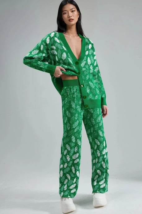 V-Ausschnitt Jacquard-Strickcardigan und weit geschnittene Hose Set - Image 1