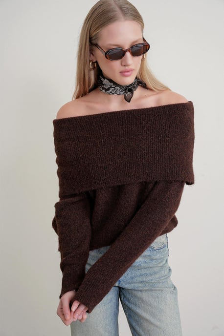 Lässiger Rippenpullover mit Madonna-Kragen - Image 2